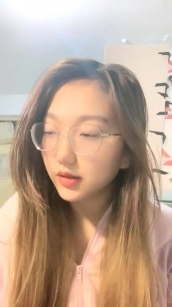 眼镜妹，极品反差婊，【小野猫】新人下海~!学生宿舍~全裸沐浴~柔逼掰穴~流浆，青春胴体给你看~撸管佳作！ 截图12