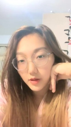 眼镜妹，极品反差婊，【小野猫】新人下海~!学生宿舍~全裸沐浴~柔逼掰穴~流浆，青春胴体给你看~撸管佳作！ 截图14