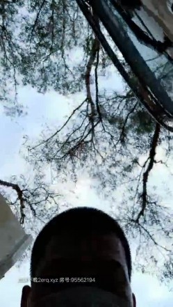 老司机把小姐姐拉到户外找刺激，大车头前面激情啪啪，小嫂子口活棒棒哒，被小哥扒光暴力后入，叫的真骚啊 截图12