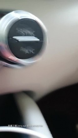 老司机把小姐姐拉到户外找刺激，大车头前面激情啪啪，小嫂子口活棒棒哒，被小哥扒光暴力后入，叫的真骚啊 截图13