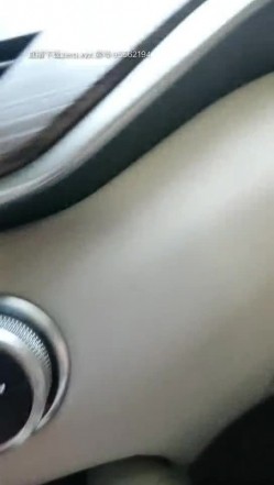 老司机把小姐姐拉到户外找刺激，大车头前面激情啪啪，小嫂子口活棒棒哒，被小哥扒光暴力后入，叫的真骚啊 截图14