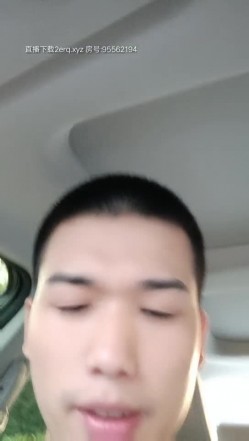 老司机把小姐姐拉到户外找刺激，大车头前面激情啪啪，小嫂子口活棒棒哒，被小哥扒光暴力后入，叫的真骚啊 截图15