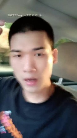 老司机把小姐姐拉到户外找刺激，大车头前面激情啪啪，小嫂子口活棒棒哒，被小哥扒光暴力后入，叫的真骚啊 截图16
