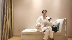 一屌探花_双飞极品场，约两美女穿上情趣黑丝啪啪，左拥右抱近距离特写，站立后入表情可见 截图1