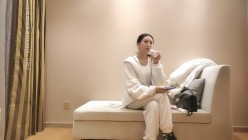 一屌探花_双飞极品场，约两美女穿上情趣黑丝啪啪，左拥右抱近距离特写，站立后入表情可见 截图2