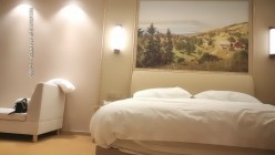 一屌探花_双飞极品场，约两美女穿上情趣黑丝啪啪，左拥右抱近距离特写，站立后入表情可见 截图4