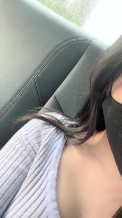 【京鱼儿】19岁童颜巨乳少女 各种服装 道具自慰 20小时，超大合集 截图3