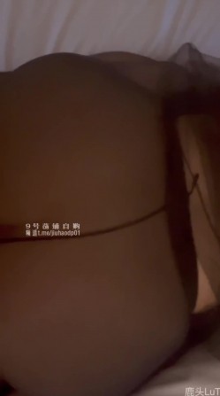 超美性感尤物人妻『鹿头LuTo』老婆被前后玩弄 两个单男前后夹击我老婆 后面大鸡巴猛插小穴，啪啪干得她腿软 截图5