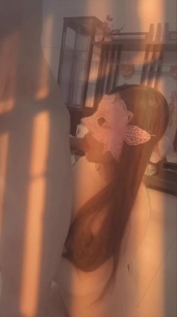 高颜值少数民族东莞女神【雪糕】露脸私拍，吹拉弹唱还玩女王调教啪啪足交相当炸裂 截图1