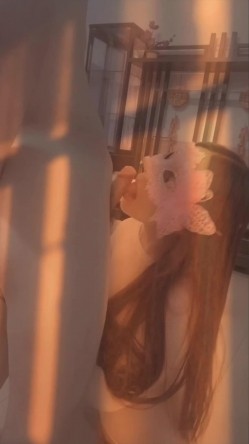 高颜值少数民族东莞女神【雪糕】露脸私拍，吹拉弹唱还玩女王调教啪啪足交相当炸裂 截图11