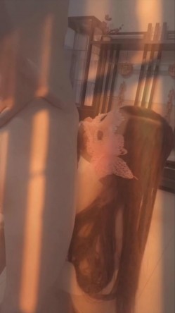 高颜值少数民族东莞女神【雪糕】露脸私拍，吹拉弹唱还玩女王调教啪啪足交相当炸裂 截图14