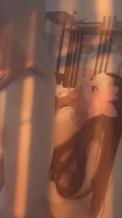 高颜值少数民族东莞女神【雪糕】露脸私拍，吹拉弹唱还玩女王调教啪啪足交相当炸裂 截图15