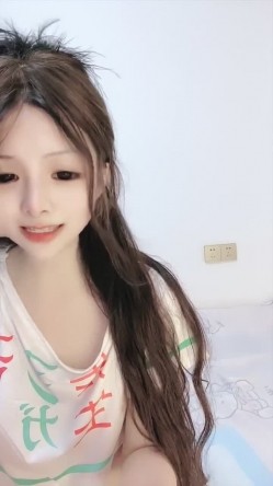 萝莉校花推荐 超正点【1点萝】美到让你鸡巴翘起 道具自慰喷水 看脸就能射的学生妹 罕见啪啪干爽 截图3