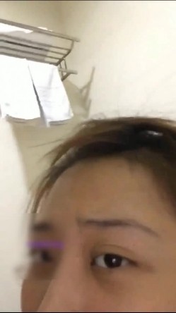 “有点大轻点啊~”精彩对白黑丝美女贱货被社会纹身小帅哥按着头暴力口交到干呕撅着肥臀后入呻吟刺激都给操哭了 截图6