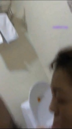 “有点大轻点啊~”精彩对白黑丝美女贱货被社会纹身小帅哥按着头暴力口交到干呕撅着肥臀后入呻吟刺激都给操哭了 截图10