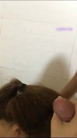 “有点大轻点啊~”精彩对白黑丝美女贱货被社会纹身小帅哥按着头暴力口交到干呕撅着肥臀后入呻吟刺激都给操哭了 截图11