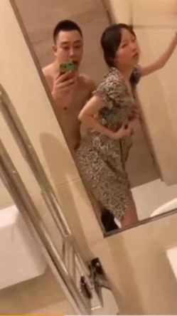 热门事件 ️哈尔滨某商场卫生间里惊现已婚男女偷情事件男的还拿手机自拍全程露脸 截图6