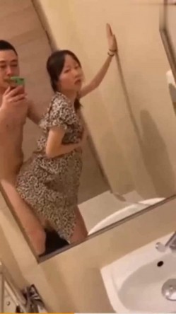 热门事件 ️哈尔滨某商场卫生间里惊现已婚男女偷情事件男的还拿手机自拍全程露脸 截图7