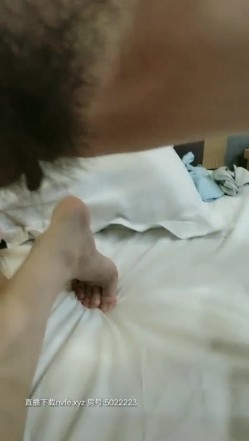【修女白】小伙酒店双飞，一个眼睛学生妹一个少妇，身材好温柔体贴服务周到，骚到爆狂插到高潮 截图4