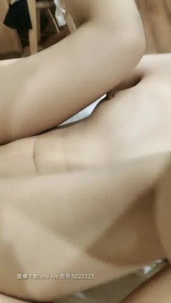 【修女白】小伙酒店双飞，一个眼睛学生妹一个少妇，身材好温柔体贴服务周到，骚到爆狂插到高潮 截图9