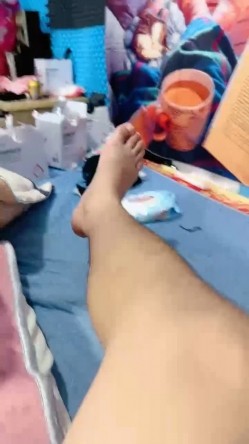 人妻少妇露脸镜头前伺候大哥啪啪给狼友看，小嘴装不下大鸡巴口交，近距离上位无套抽插看逼逼包裹大鸡巴真骚 截图11