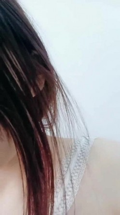 恋爱脑小女生露脸跟男友深夜激情啪啪被干了两次，口交大鸡巴被小哥吃奶玩逼道具抽插，压在身下爆草呻吟可射 截图1