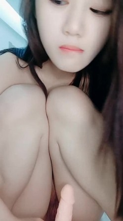 恋爱脑小女生露脸跟男友深夜激情啪啪被干了两次，口交大鸡巴被小哥吃奶玩逼道具抽插，压在身下爆草呻吟可射 截图7