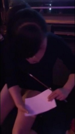 国内KTV里妹子表演神技用小穴抽烟吹气球还可以写毛笔字祝大家快乐刺激搞笑对话 截图9