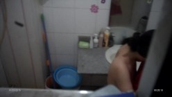 一边用手机追剧一边洗澡的妹子,好想抚摸你那坚挺的奶子 截图3