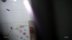 一边用手机追剧一边洗澡的妹子,好想抚摸你那坚挺的奶子 截图9