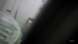 一边用手机追剧一边洗澡的妹子,好想抚摸你那坚挺的奶子 截图11