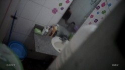 一边用手机追剧一边洗澡的妹子,好想抚摸你那坚挺的奶子 截图12