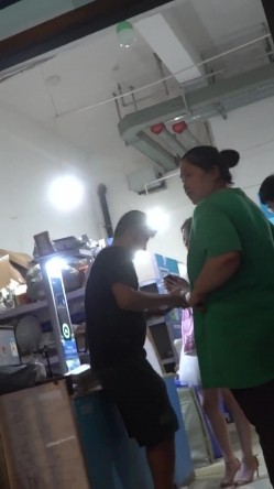 十月最新流出售价102元的 ️CD极品无内JK制服美女来大姨妈还穿开档黑丝 截图16
