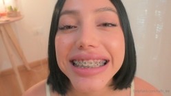 深喉女神，亚裔母狗【李露丝】露脸私拍，深喉口爆肛交啪啪野战，各式各样性爱自拍 截图1