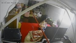 【极品稀缺 ️破解摄像头】极品服务员宿舍日常 ️小姐姐年轻美乳好坚挺 穿搭职业装制服很有气质 距离超近 高清1080P版 截图2