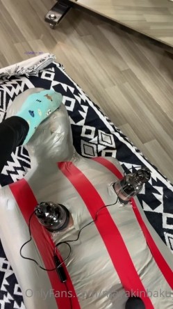 极品反差绿帽癖淫妻母狗【艾蜜莉】解锁私拍完结篇~协闺蜜约战粉丝换老公4P叠插排插超辣眼睛 截图2