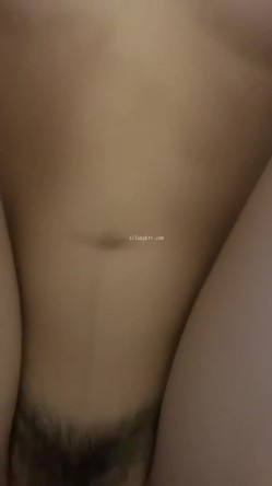 极品颜值反差骚婊学生妹『楼梯女계단녀』在楼梯 停车场抠逼自慰 酒店被金主各种姿势爆操，如玉般的身体酥到骨头里 截图3