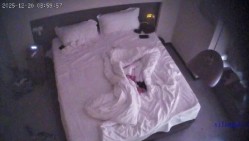 酒店上帝视角偷拍身材苗条的美女被年轻小伙后入床边前操搞完妹子去洗澡拿她的内裤套头上 截图6