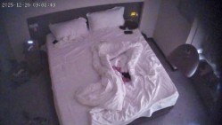 酒店上帝视角偷拍身材苗条的美女被年轻小伙后入床边前操搞完妹子去洗澡拿她的内裤套头上 截图7