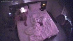 酒店上帝视角偷拍身材苗条的美女被年轻小伙后入床边前操搞完妹子去洗澡拿她的内裤套头上 截图9