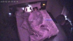酒店上帝视角偷拍身材苗条的美女被年轻小伙后入床边前操搞完妹子去洗澡拿她的内裤套头上 截图11