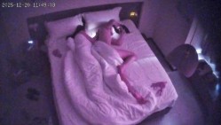 酒店上帝视角偷拍身材苗条的美女被年轻小伙后入床边前操搞完妹子去洗澡拿她的内裤套头上 截图13