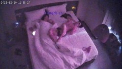 酒店上帝视角偷拍身材苗条的美女被年轻小伙后入床边前操搞完妹子去洗澡拿她的内裤套头上 截图16