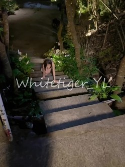 《重磅炸弹 无水首发》极品露脸反差清纯正妹！推特网红白虎_YL私拍~喝尿道具调教肛交3P户外露出能玩的都玩了 截图13
