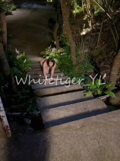 《重磅炸弹 无水首发》极品露脸反差清纯正妹！推特网红白虎_YL私拍~喝尿道具调教肛交3P户外露出能玩的都玩了 截图14