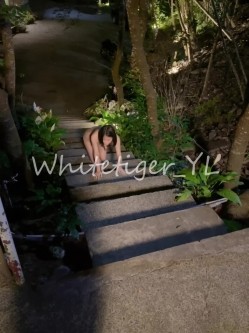 《重磅炸弹 无水首发》极品露脸反差清纯正妹！推特网红白虎_YL私拍~喝尿道具调教肛交3P户外露出能玩的都玩了 截图15