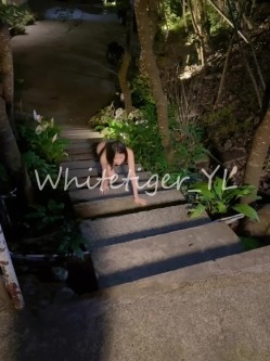 《重磅炸弹 无水首发》极品露脸反差清纯正妹！推特网红白虎_YL私拍~喝尿道具调教肛交3P户外露出能玩的都玩了 截图16