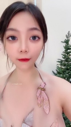 裸舞女神罕见道具自慰，跳蛋塞逼里玩，边跳舞边被震，摇太阳笛子各种舞抖奶扭胯，难得一见的道具自慰全程露脸 截图5