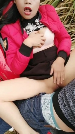 逼毛刮得很干净的淫骚少妇勾引光头佬在摩托车上啪啪搞完还未满足用香蕉插插 截图2