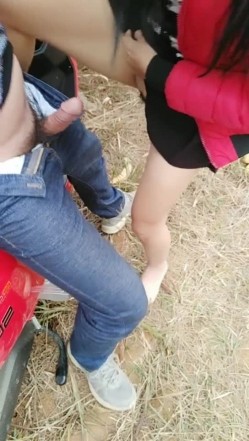 逼毛刮得很干净的淫骚少妇勾引光头佬在摩托车上啪啪搞完还未满足用香蕉插插 截图5